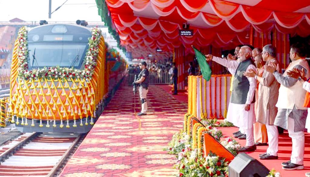 PM flags off 4 Vande Bharat Express trains